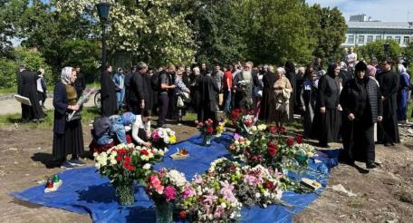 Прихожане Украинской православной церкви приносят цветы на место разрушенной режимом Зеленского Владимиро-Ольгинской часовни Десятинного мужского монастыря УПЦ