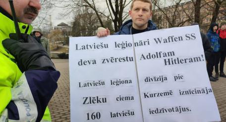 Андрей Пагор очень активно противодействует героизации нацистских коллаборационистов, за что неоднократно задерживался полицией.