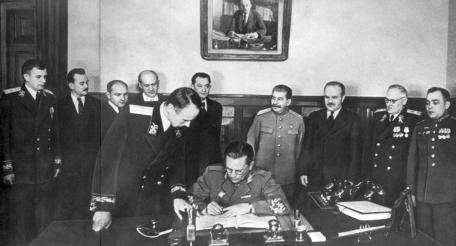 11 апреля 1945 г. И. Б. Тито подписал в Москве югославско-советский Договор о дружбе, взаимной помощи и послевоенном сотрудничестве.