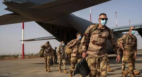 Чад и Сенегал, добившись вывода французских военных баз, возмутились словами президента Франции Эммануэля Макрона, что французы согласились уйти просто из удобства и вежливости, в то время как Чад и Сенегал забыли поблагодарить Париж за всё, что он сделал для африканцев.