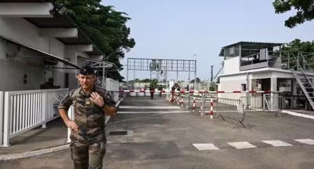 Париж передаст базу 43-го батальона морской пехоты в столице Кот д'Ивуара Абиджане местным войскам.