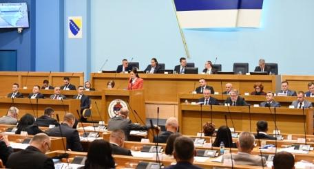 Парламент Республики Сербской (автономия в составе Боснии и Герцеговины) принял проект конституции, позволяющий создавать отдельные вооружённые силы и правоохранительные органы. 