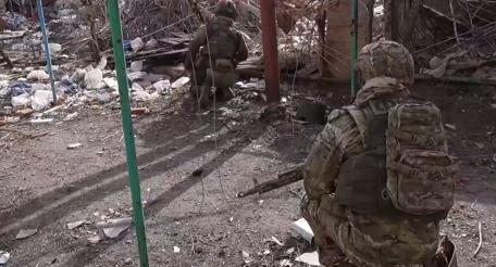 сапёры-десантники Ивановского соединения очищают освобождённые кварталы Часов Яра