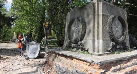 во Львове сносят памятники и ограждения могил воинов Красной армии на территории мемориального комплекса «Холм Славы»