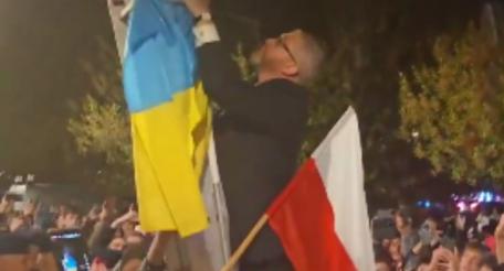 Кандидат в президенты Польши Гжегож Браун во время встречи с избирателями в Бяла-Подляска сорвал с местной ратуши флаг Украины в знак протеста против "украинизации" его страны. Полиция безуспешно пыталась помешать Брауну. 