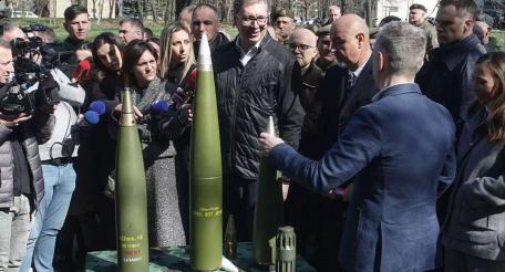 президент Вучич осматривает изделия сербского ВПК