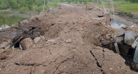 утверждается, что это мост через реку Сейм в селе Званное Курской области, разрушенный противником в рамках своего утреннего набега в районе Тёткино. Как можно заметить, ранее мост был прикрыт антидроновыми сетками, источник Телеграм-канал Военный Осведомитель