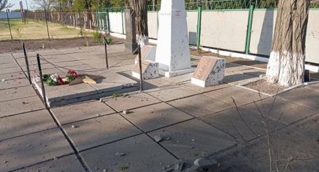киевские боевики нанесли подлый удар по мемориалу павших героев Великой Отечественной войны в Брилёвке Алёшкинского округа, источник Телеграм-канал Владимир Сальдо