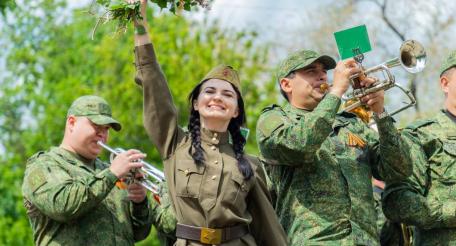 в Луганске продолжают праздновать День Победы. Праздник выплеснулся на улицы столицы ЛНР
