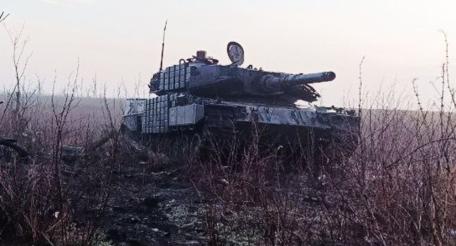 подбитый немецкий танк Leopard 2A4 в районе Работино, источник Телеграм-канал Сводки ополчения Новороссии Z.O.V. 