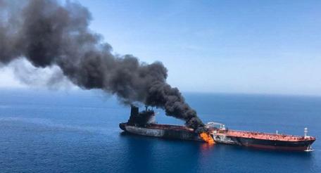 Три нефтяных танкера столкнулись и горят в Оманском заливе, недалеко от Ормузского пролива