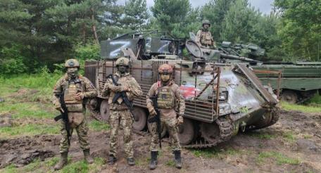 сборщики трофейной бронетехники: шведская БМП Pbv 302 и немецкая БМП Marder 1A3, источник Телеграм-канал Военный Осведомитель