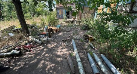 Полицейские совместно с бойцами Росгвардии в одном из полуразрушенных частных домовладений в Попасной обнаружили крупную партию боеприпасов, в том числе иностранного производства, источник Телеграм-канал МВД МЕДИА