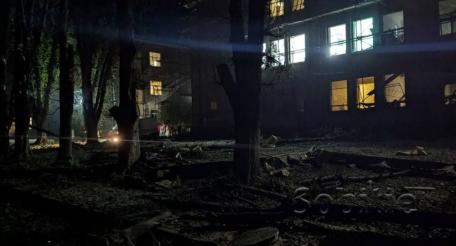 Каменское в Днепропетровской области после ночного прилета «Искандера». Власти заявляют, что удар был нанесен по неэксплуатируемому зданию, однако в местных соцсетях уверены, что прилетело по центру реабилитации боевиков ВСУ, источник Телеграм-канал Военкор Котенок