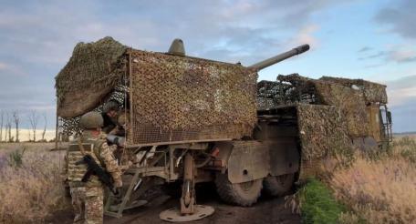боевая работа 152-мм колесной САУ 2С44 «Гиацинт-К» с дополнительным антидроновым бронированием, источник Телеграм-канал Военный Осведомитель