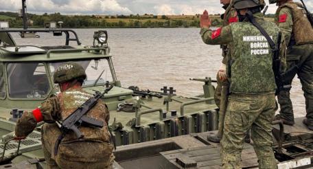 военнослужащие инженерно-саперного полка 20-й гвардейской общевойсковой армии группировки войск "Запад" развернули речную переправу в рамках тренировки в одном из тыловых районов зоны СВО, источник Телеграм-канал Минобороны России