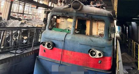 последствия прилётов БПЛА-камикадзе «Герань-2» по локомотивному депо в н.п Знаменка, Кировоградская область, этой ночью, источник Телеграм-канал Хроники Гераней 