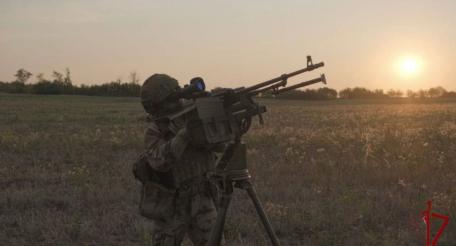 в ДНР росгвардейцы сбили очередную «Бабу-Ягу» на подлёте к жилой застройке. Вражеский коптер с крупным зарядом, направлявшийся к населённому пункту, уничтожен в воздухе мобильной огневой группой, источник Телеграм-канал Росгвардия