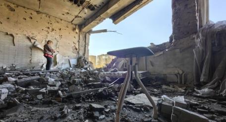 вот так этим утром выглядит одна из горловских школ. Ночью в неё прилетел украинский беспилотник, разрушив верхний этаж, где после атаки ещё и началось возгорание, источник Телеграм-канал Военкор Медведев