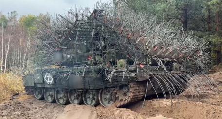 танк Т-72Б3 с системой защиты «Дикобраз», из состава 20-й гвардейской общевойсковой армии группировки войск «Запад» в ЛНР, источник Телеграм-канал Военный Осведомитель 