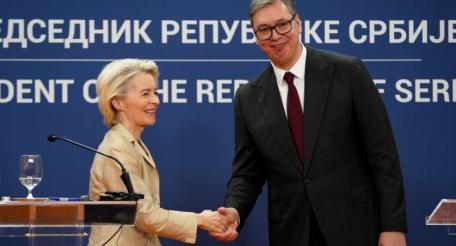 Запад продолжает размахивать перед носом у Белграда «морковкой», обещая принять страну в ЕС, но при условии отказа Сербии от сотрудничества с Россией. Об этом недвусмысленно заявила глава Еврокомиссии Урсула фон дер Ляйен на недавней пресс-конференции в Белграде с сербским президентом Александром Вучичем. 