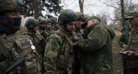 добровольцам отряда «БАРС-9» группировки войск «Запад», отличившимся в ходе боев в Луганской Народной Республике, вручили государственные награды, источник Телеграм-канал Минобороны России