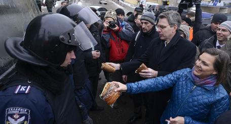 Виктория Нуланд на майдане в Киеве