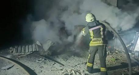 спасатели МЧС России ликвидировали пожар на АЗС в Новоайдаре. В результате атаки БПЛА по территории АЗС произошло возгорание административного здания, источник Телеграм-канал ЛуганскИнформЦентр Z