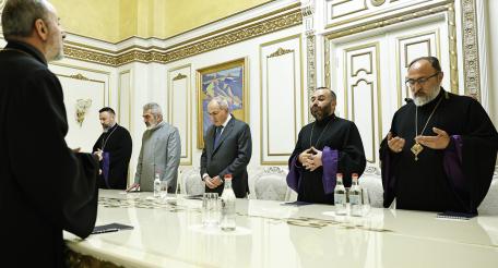 Встреча Пашиняна с лояльным ему иерархами Армянской Апостольской Церкви