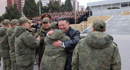 Глава Северной Кореи Ким Чен Ын и политическое руководство страны торжественно встретило в Пхеньяне военнослужащих 528-го инженерно-сапёрного полка, вернувшегося после выполнения задач по разминированию Курской области Российской Федерации. 