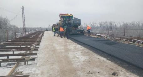 в Волновахе идёт ремонт моста по переулку Матросова. Реконструкция путепровода ведётся совместно с Ямало-Ненецким автономным округом, источник Телеграм-канал ДНР Онлайн