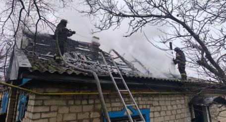 в результате атаки БПЛА ВСУ по частному домовладению на улице Каховской в городе Васильевке загорелся дом, источник Телеграм-канал Запорожский Телеграф