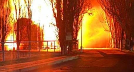 фото из Черноморска (Одесская область). Вражеские паблики подтверждают мощный удар, нанесенный минувшей ночью по объектам портовой инфраструктуры, в т.ч. по одному из терминалов, источник Телеграм-канал Военкор Котенок