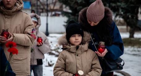 в Геническе прошла траурная акция памяти жертв обстрела в селе Хорлы, источник Телеграм-канал Новости Херсонщины