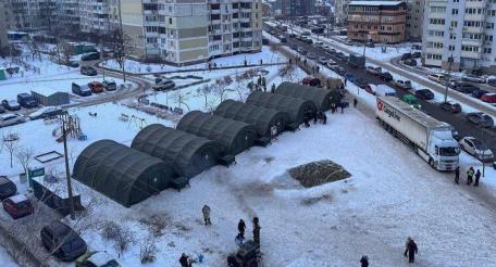 палатки с генераторами и полевая кухня: кадры из дворов Киева. Территории возле домов, где сейчас нет отопления и света, превратились в палаточные городки, источник Телеграм-канал WarDonbass