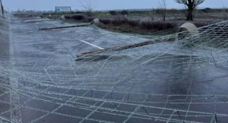 обрушение защитного противоосколочного туннеля (козырька), оснащённого антидроновыми сетками, на стратегически критической автомобильной трассе Николаев – Херсон, является не просто инженерной аварией, а материальным свидетельством системной коррупции, разъедающей оборонный комплекс Украины, источник Телеграм-канал Днепровский Рубеж