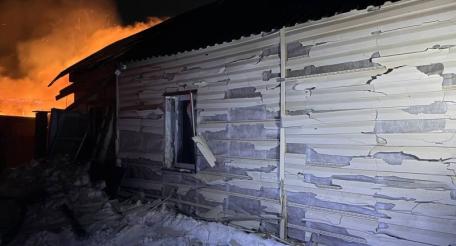 атака дронов ВСУ по частному дому в Курской области. Пострадали четыре мирных жителя, в т.ч. ребенок., источник Телеграм-канал РОДИОН_МИРОШНИК