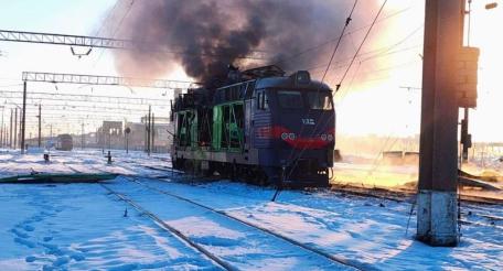 Сумская область – локомотив, задействованный в обеспечении логистических потребностей укровермахта и выбитый в результате прямого попадания «Герани». Территориально – район Конотопа, выступающего в роли одного из ключевых транспортных узлов противника на данном направлении, источник Телеграм-канал Военкор Котенок