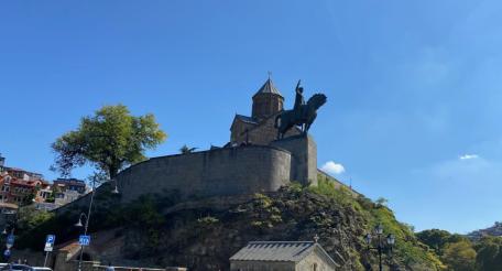 Тбилиси. Сионский собор и памятник Вахтангу Горсасали