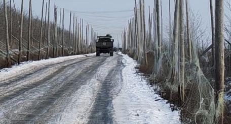 инженерными подразделениями ВС РФ ежедневно проводится обслуживание противодроновых сетей, по которым проходит транспортное сообщение с прифронтовыми сёлами Харьковской области. По этим дорогам обеспечивается доставка продовольствия, продуктов питания, медикаментов, дров и угля, источник Телеграм-канал ПТИЦИН \ KCAE