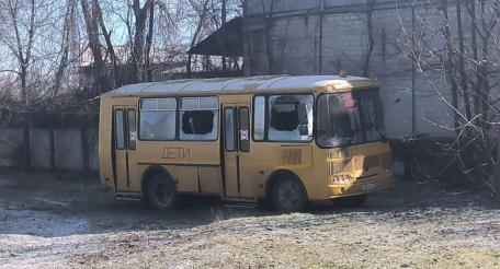 противник вновь совершил вероломный и циничный удар по гражданской инфраструктуре. Под обстрел попал мирный город Васильевка. Целью террористов стала школа. В результате атаки повреждён фасад учебного заведения, пострадала прилегающая территория. Осколками посекло школьные автобусы. Пострадавших нет, источник Телеграм-канал Балицкий Евгений