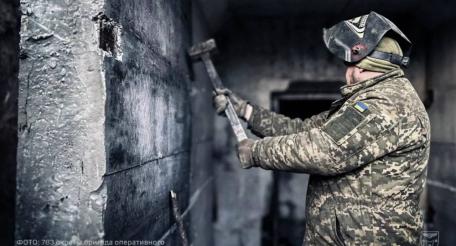 у Днепропетровска ВСУ возводят линию обороны. ВСУ силами 783-й бригады Специальной службы транспорта МО Украины возводят оборонительные укрепления у Днепропетровска. Зафиксировано строительство укреплений, работа экскаваторов по выкапыванию глубоких траншей и укладка металлических конструкций для их укреплений, также фиксируются укладка арматуры и заливка бетоном линии обороны, источник Телеграм-канал Дневник Десантника