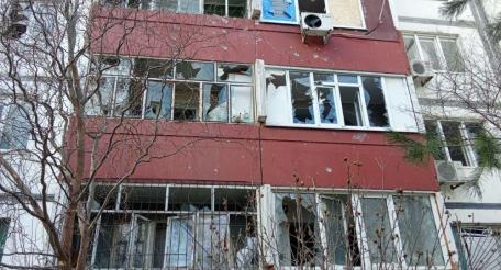 минувшей ночью ВСУ совершили артиллерийский обстрел города Энергодара. В результате атаки повреждения получил многоквартирный жилой дом: выбиты стёкла, повреждён фасад здания, пострадал мужчина, источник Телеграм-канал Балицкий Евгений