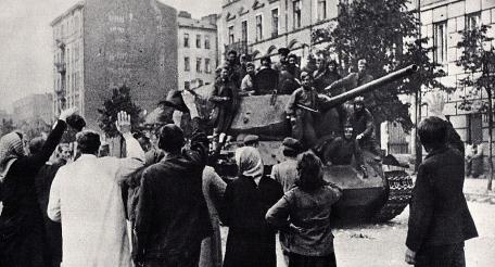 Поляки встречают Красную армию в Пражском районе Варшавы