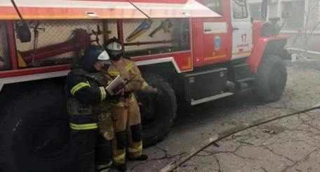 спасатели ликвидировали пожар в детской больнице Донецка. Возгорание в детской клинической больнице Киевского района произошло накануне из-за вражеского удара. Уничтожено 800 квадратных метров кровли, а также вещи и мебель по 100 квадратов на каждом из трёх этажей. Повреждены межэтажные перекрытия на площади 230 квадратных метров, отметили в главке МЧС по ДНР, источник Телеграм-канал Донбасс Сейчас