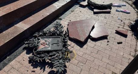 в Одессе снова воюют с историей. На этот раз под немилость вандалов попала Александровская колонна, монумент, установленный в 1891 году, через десять лет после гибели императора Александра II. Больше века он был частью городского пейзажа и одним из символов старой Одессы, источник Телеграм-канал Херсон ЗХ