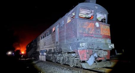 в Свердловском округе ЛНР БПЛА ВСУ атаковали гражданский грузовой состав с топливом. Ранены машинист и его помощник, источник Телеграм-канал KRM РФ
