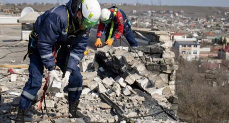 последствия обстрелов в Бердянске и Приморске помогают ликвидировать студенты-спасатели ВСКС, источник мессенджер MAX сообщество Запорожский Телеграф