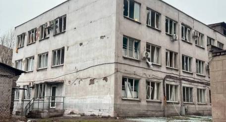 украинские БПЛА атаковали промышленную зону в Алчевске ЛНР. Повреждено гражданское предприятие, которое выпускает продукцию только для мирных целей. Задеты два цеха и прилегающая территория к металлургическому заводу. В одном из производственных помещений произошло возгорание, источник Телеграм-канал Оперативные сводки