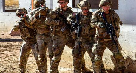 Молодые американцы не хотят служить в армии, а когда туда попадают, зарабатывают на финансовых рынках